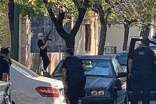 Así detuvieron al hombre que salió a la calle a disparar e hirió a tres vecinos