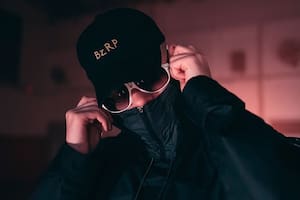 Salió a la venta la gorra de Bizarrap con una divertida publicidad y ya se agotó en dos países