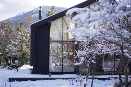 "Salir a caminar con un metro de nieve es espectacular. Los paisajes son una locura”, contó Agustina de sus primeros inviernos en Lago Hermoso.