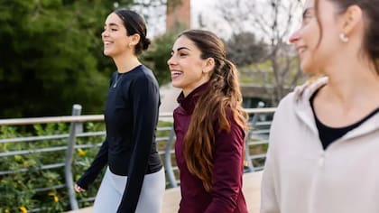 Salir a caminar después de comer puede ayudar al funcionamiento correcto de tu aparato digestivo