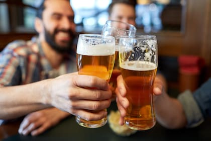 Salir a tomar aire (o una cerveza con amigos) le hace bien al cerebro estresado