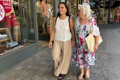"Salir con la abuela", una actividad que marca la vida de Camila