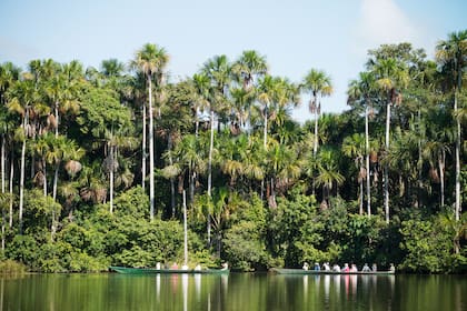 Salir en canoa es una de las opciones para descubrir el río.