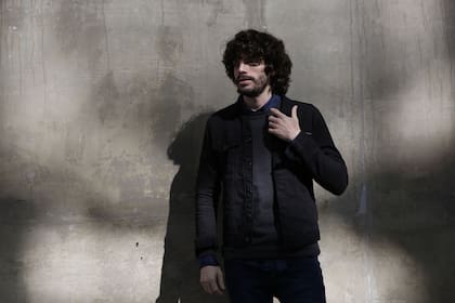 Salles tiene una larga trayectoria en el teatro local; en la película de Armando Bo interpreta a un sin techo