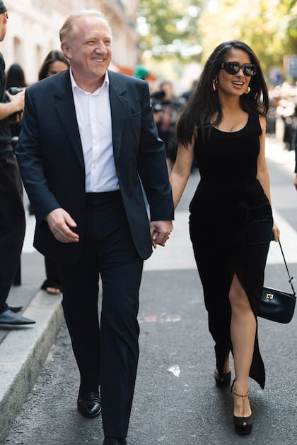 Salma Hayek
apostó al minimalismo con
un vestido de terciopelo sin
mangas, entallado, con tajo
frontal. Llegó de la mano
de su marido, François-Henri
Pinault, presidente del grupo
Kering, que es propietario de
Balenciaga.
