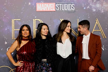 Salma Hayek junto a la directora Chloé Zhao; en la foto también se encuentran Angelina Jolie y Barry Keoghan, en una imagen tomada en la avant premier de Eternals