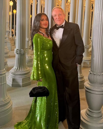 Salma Hayek posa con su marido François-Henri Pinault. La actriz mexicana optó por un diseño de paillettes verde lima que combinó con una imponente gargantilla de la casa Boucheron de diamantes y rubíes