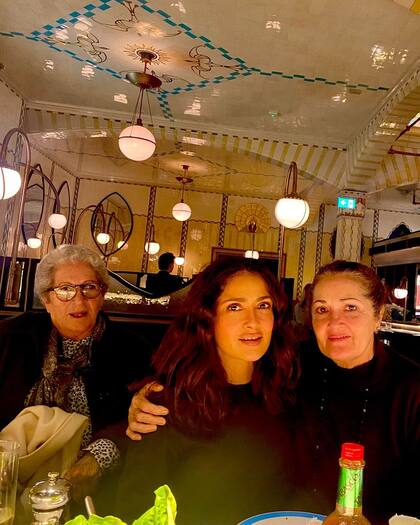 Salma Hayek posó con su madre y el parecido entre ambas dejó atónitos a sus seguidores