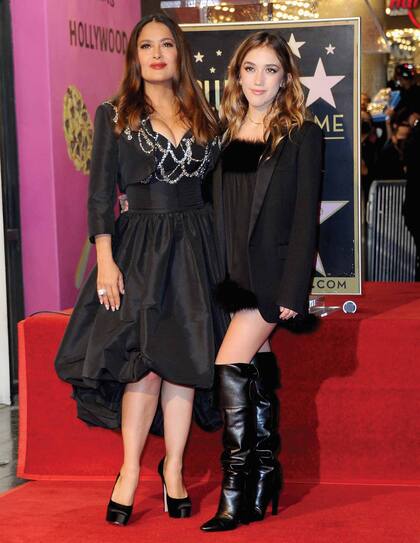 Salma Hayek y su hija, Valentina Paloma Pinault, cuando la actriz descubrió su estrella en el Paseo de la Fama, en Hollywood, a fines del año pasado. 
