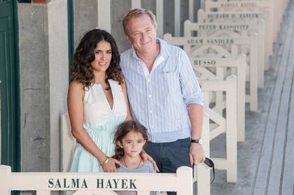Salma Hayek y su marido Francois-Henri Pinault posan con su hija Valentina en la playa francesa de Deauville en septiembre de 2012