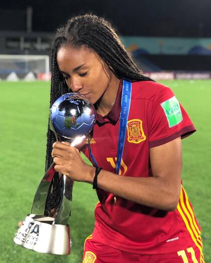 Salma Paralluelo besa la Copa del Mundo Sub 17 (Foto: Instagram @salmaparalluelo)