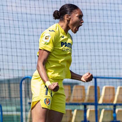 Salma Paralluelo celebra un gol en su paso por el Villarreal (Foto: Instagram @salmaparalluelo)