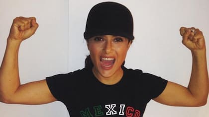 Salma usa Twitter para contar en qué está trabajando, las causas sociales que apoya y además, alentar a la selección de fútbol mexicana