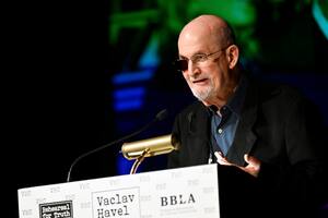 Salman Rushdie recibió el Premio Disturbing the Peace en Nueva York