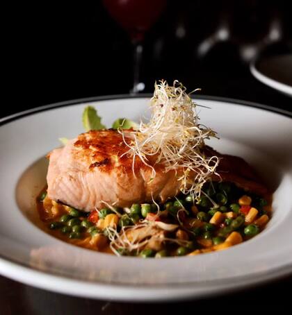 Salmón a la chapa, con berberechos y vegetales en crema de curry rojo, un acierto de Tinta.