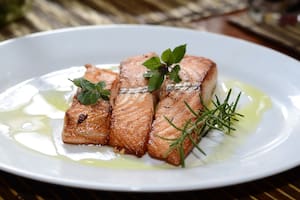 Salmón al horno con romero y verduras