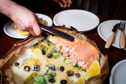 Salmón con salsa de aceitunas