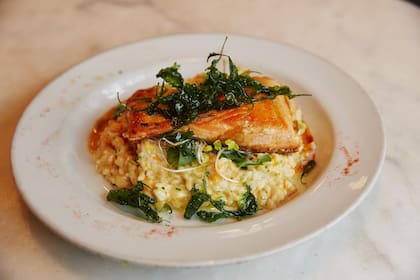 Salmón en manteca de salvia con risotto de calabaza, uno de los platos que pueden probarse en Dadá