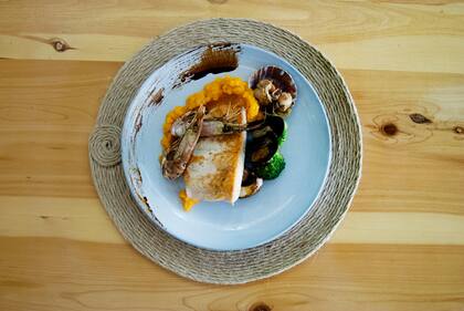 Salmón rosado asado con puré de zanahoria ahumado, brocoli grillado y salteado de mariscos.