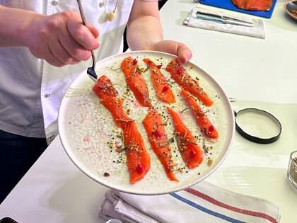 Salmón salvaje con garum de salmón, un realzador de sabor preparado con algas, salicornia y corinto, preparado por Monopoli