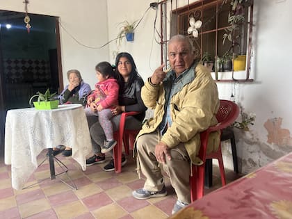 Saloé men su casa, que queda a 5 kilómetros de la escuela, junto a parte de su familia