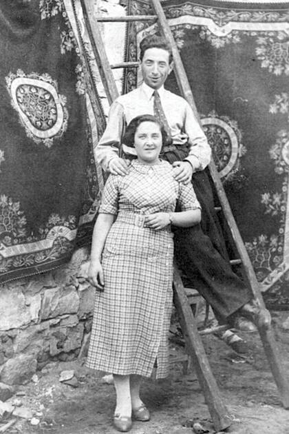 Salomón junto a Myriam, su novia de juventud