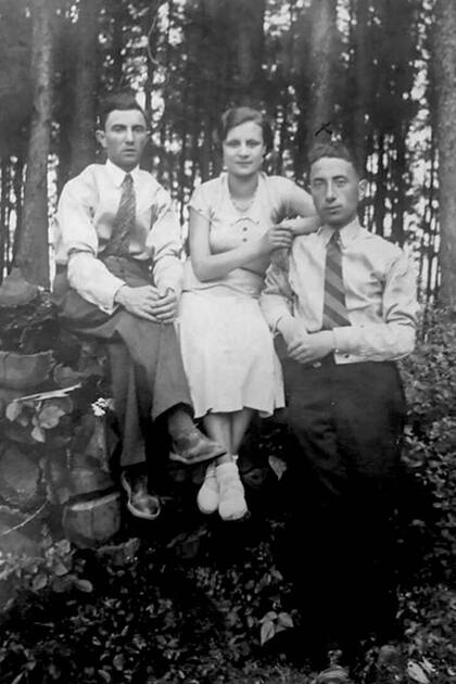 Salomón Lerman junto a su hermana y su cuñado en los bosques de Ozarow; ambos fuerno asesinados en el campo de concentración de Treblinka