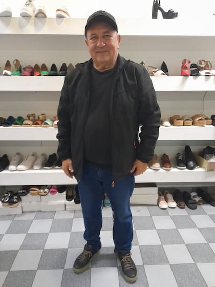 Salomón Ramírez Santacruz, vicepresidente del Club Deportivo Paraguayo, hace 51 años que vive en la Argentina y hoy tiene una zapatería en La Matanza