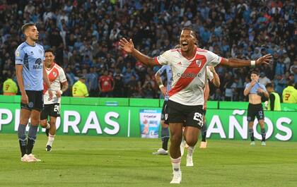 Salomón Rondón, autor del primer gol de River en la victoria 2-1 sobre Belgrano: los millonarios rompieron el hechizo de tres juegos sin triunfos, se clasificaron a las semifinales y sostienen el favoritismo para ganar la Copa de la Liga