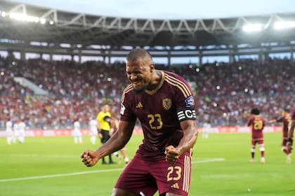 Salomón Rondón, de la selección de Venezuela, festeja tras hacer el segundo tanto de su equipo ante Bolivia el viernes 6 de junio de 2025, en la eliminatoria sudamericana al Mundial (AP Photo/Ariana Cubillos)