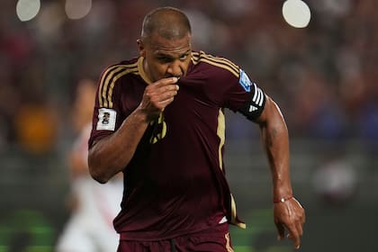 Salomón Rondón, de la selección de Venezuela, festeja luego de abrir el marcador ante Perú durante un encuentro eliminatorio para el Mundial, el martes 25 de marzo de 2025, en Maturín (AP Foto/Ariana Cubillos)