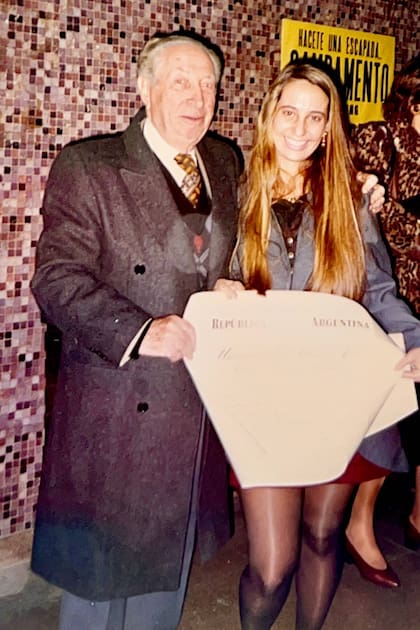 Salomón y su nieta Adriana el día en que ella se graduó de farmacéutica