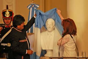 El Gobierno reubicó el busto de Néstor Kirchner para poner uno de Carlos Menem