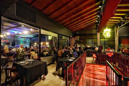 Salón del restaurante del parador y complejo Casa Pampa, en Chapadmalal