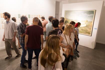 El público asistente; detrás, la pintura de Germán Wendel
