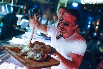 Salt Bae en su restaurante del Sheraton de Bay West, en Doha, donde hace gala de su "maestría" para lograr carnes tan tiernas a las que se le puede sacar los huesos sin cuchillo