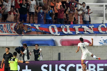 Salta Andrés Herrera y festeja su gol, que le dio la victoria a San Lorenzo ante Independiente en el torneo de verano