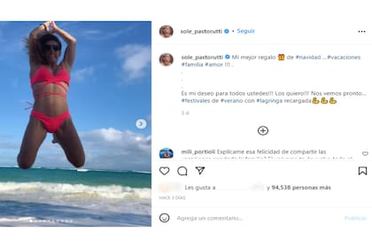 Saltando de felicidad, la cantante mostró detalles de sus vacaciones.