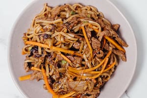 Salteado de carne con fideos de arroz
