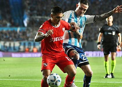 "Saltita" González cubre la pelota ante Moreno