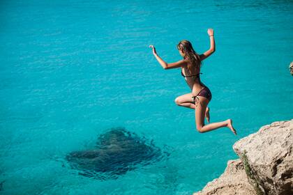 Salto al agua en la playa Kenepa.