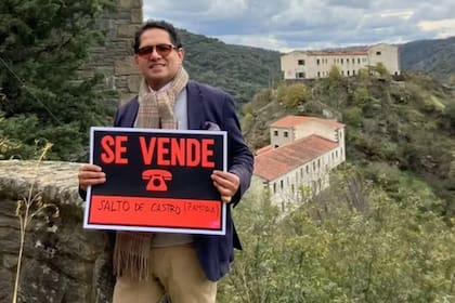Ronnie Rodríguez, representante del propietario del pueblo y quien lo puso a la venta