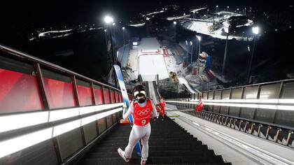 Salto de esquí, los saltadores de esquí esperan su primer salto