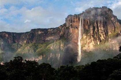 Salto del Ángel (979 m), en el parque Canaima, es la caída de agua más alta del mundo