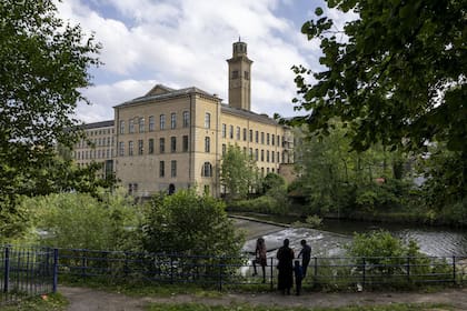 Salts Mill, inaugurado en 1853, fue considerado como el mayor edificio industrial del mundo en su momento; el sitio está rodeado de gran belleza natural, pero se ubica en una zona que ilustra el decaimiento económico de toda la región