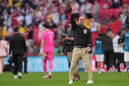Saluda Guardiola tras la clasificación de Manchester City a la final de la FA Cup