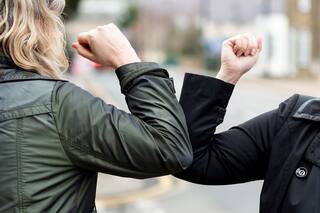 Soplar las velitas y abrazar, los hábitos sociales que ya no serán iguales