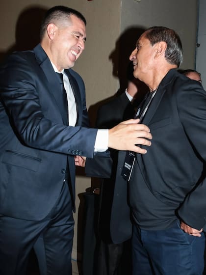 Saludo afectuoso entre Juan Román Riquelme y Ramón Díaz, previo al sorteo de la Libertadores.