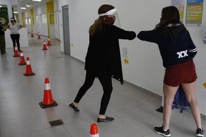 Saludo con distancia social, una postal que se replicó en todo el mundo