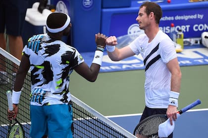 Saludo de puños entre Murray y Tiafoe